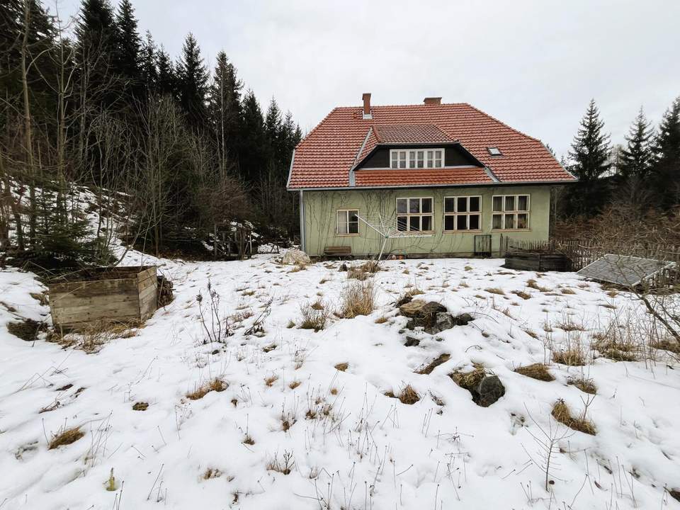 Großzügiges Wohnhaus auf großem Grundstück in idyllischer Lage! Sanierungsbedürftig!