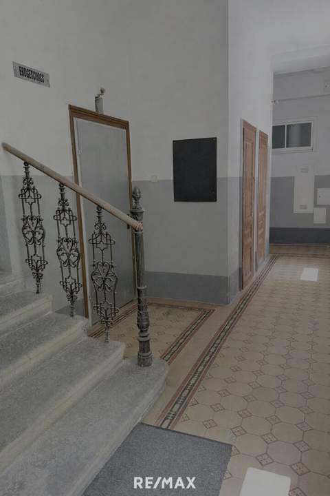 Sanierungbedürftige 2- Zimmer Altbauwohnung - 2 Liftstock