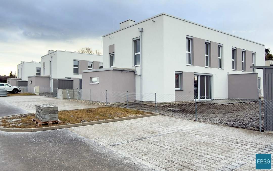 Moderne Doppelhaushälfte mit Eigengarten - Top 4