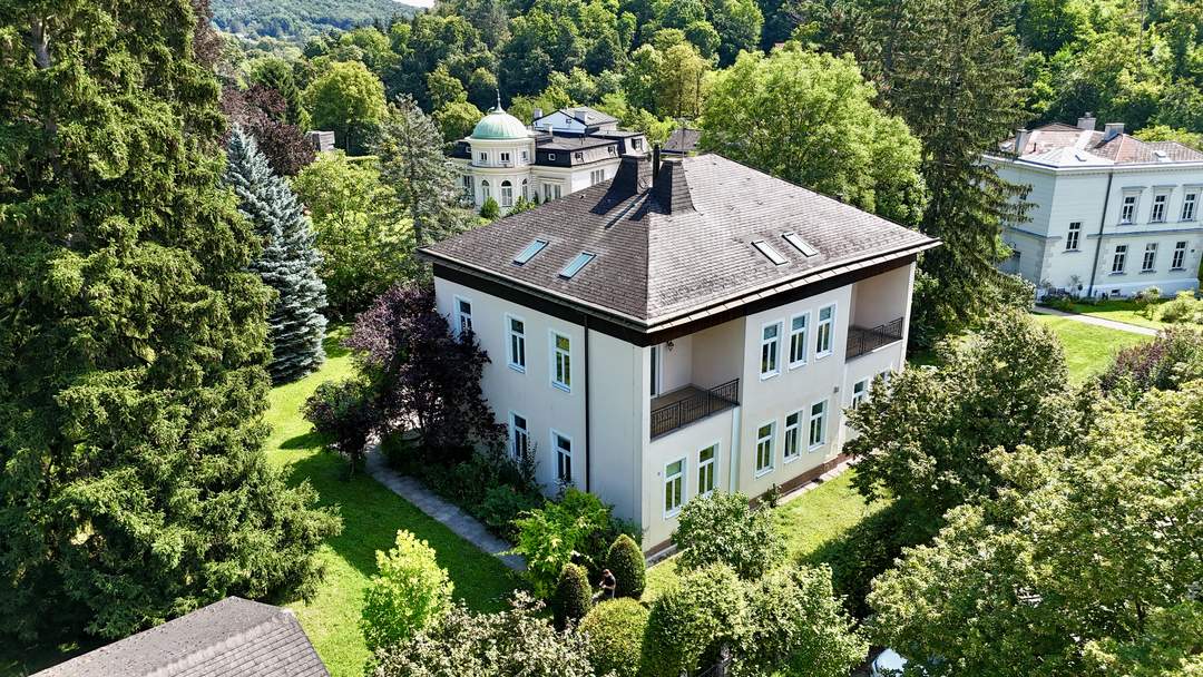 DG-Wohnung in einer Villa inkl. Dachterrasse, Lift, Luftwärmepumpe, Fußbodenheizung, Weinkeller u.v.m.!