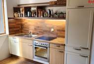 Modernes Wohnen im Holzhaus! Möblierte 3 Raumwohnung mit Balkon &amp; Carport!