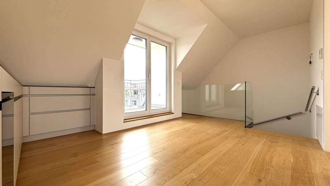 Neuwertige 4 Zimmer DG-Wohnung! Luftwärmepumpe für Fußbodenheizung und -kühlung! Blower-Door-Gutachten!