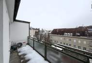 Klimatisierte Dachgeschosswohnung mit 4 Schlafzimmer und Garage // Air-conditioned attic apartment with 4 bedrooms and garage //