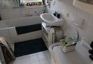 Modernes Wohnen im Holzhaus! Möblierte 3 Raumwohnung mit Balkon &amp; Carport am grünen Ortsrand!