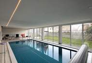 Viel barrierefreier Wohnraum, Platz für gemeinsame Werte und Indoor-Pool // Much barrier-free living-space, room for shared values, and indoor pool //