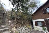 2 stark renovierungsbedürftige Häuser auf einem Grundstück mit schöner Fernsicht zu verkaufen