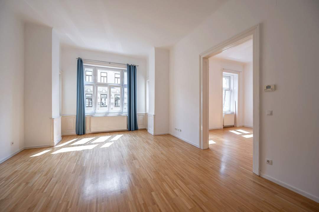 * NEW * Fantastic 4-Room Apartment in a Prestigious Period Building! Prime Location!