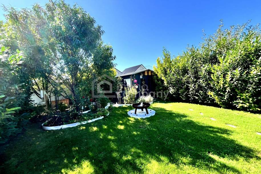 garten-mit-blick-auf-feuerstelle-und-huette
