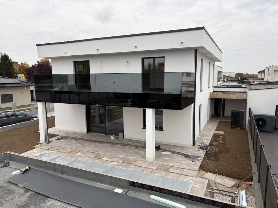 Neu gebautes Haus mit Pool und Doppelgarage