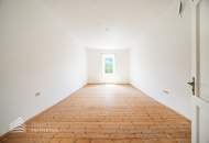 Sanierungsbedürftiges Wohnhaus mit 24 Wohneinheiten in Hanglage