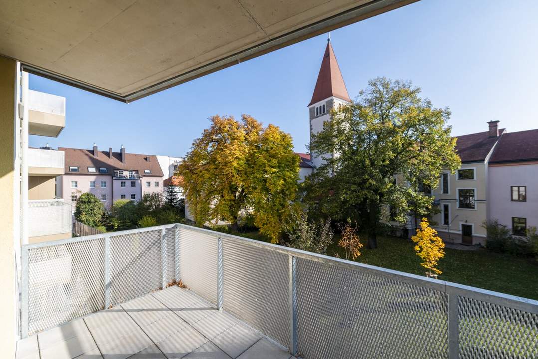Luxury Living in Wiener Neustadt! Hochwertig möblierte 3-Zimmer-Wohnung zwischen Bahnhof und Innenstadt | Sofort bezugsfertig | Freier Grünblick | Große Glasfronten, Balkon & Loggia | Tiefgaragenplatz