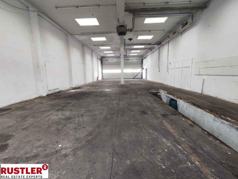 Hallenfläche mit Montagegrube und Büro