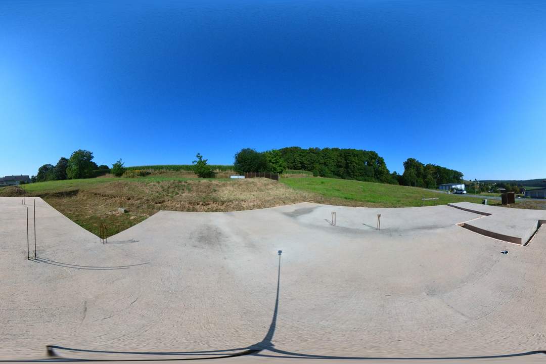 sehr sonniges und ruhiges Baugrundstück mit Bodenplatte