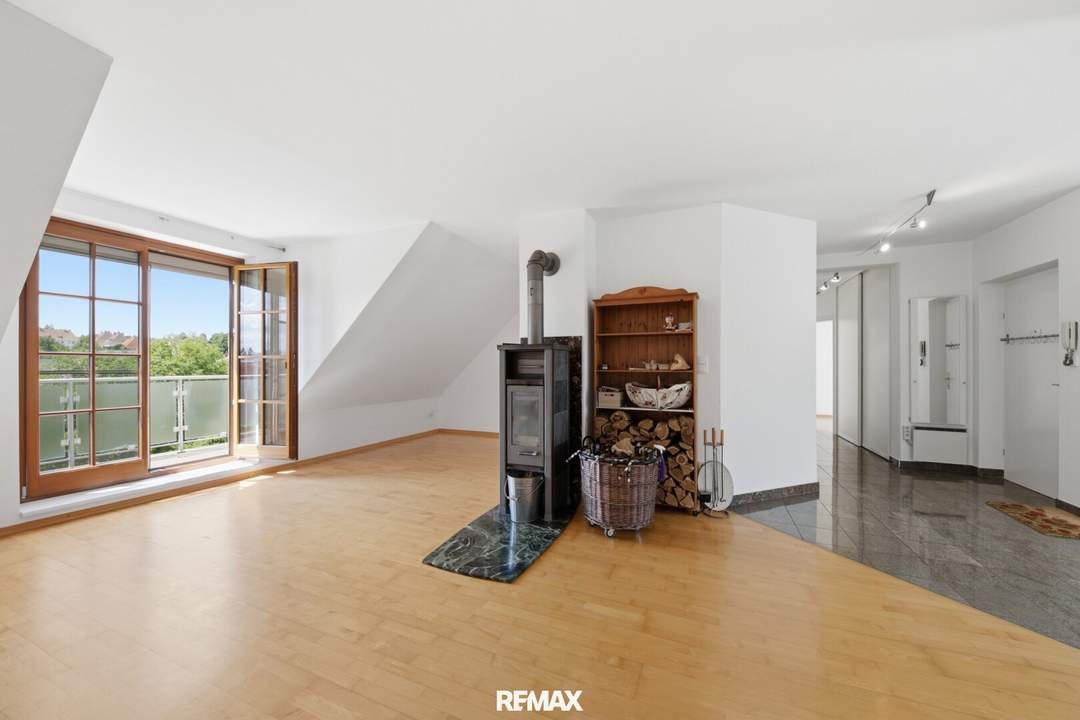 Großzügige Wohnung mit Balkon und 2 PKW-Stellplätze: Wohnen in zentraler Lage von Hollabrunn!