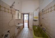 **Hannovermarkt** Renovation Opportunity: 3-Room Period Apartment with Approved Balcony and Airbnb Potentia