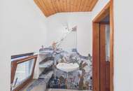 Ort der Kreativität - Ein Haus umgeben von Sandstein und viel Grün.
