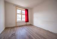 **Hannovermarkt** Renovation Opportunity: 2-Room Period Apartment with Airbnb Potential