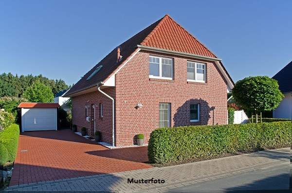 Modernes Einfamilienhaus mit Pool, großzügigen Terrassen und Garagenanbau