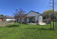 Moderner Bungalow mit vielen Extras -- Photovoltaikanlage, Carport, DAN-Küche, Heizkamin und großes Gartenparadies