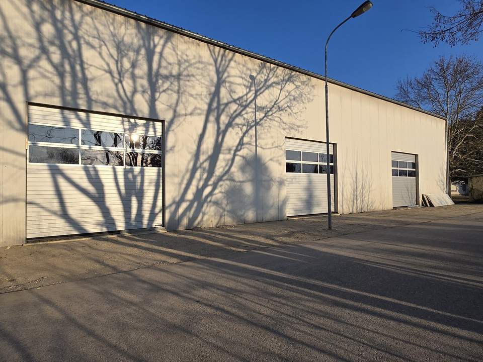Lager mit großem Einfahrtstor nähe Wien