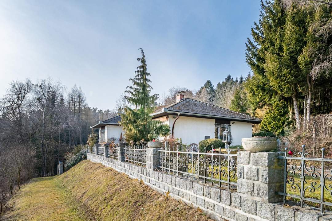 Einfamilienhaus in traumhafter Alleinlage – absolute Ruhe garantiert! Inklusive charmantem Troadkasten