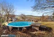 Charmantes Wohnhaus mit Potenzial: Drei Einheiten, Innenhof und großem Garten mit Pool