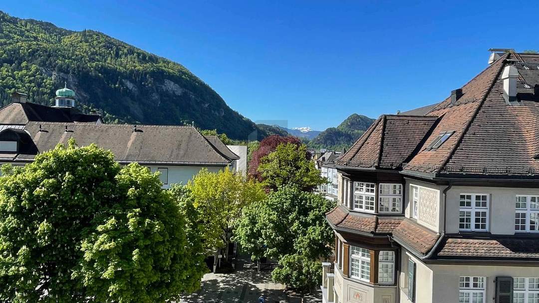 SONNIGER PANORAMABLICK MIT GROSSEM BALKON UND PARKPLATZ IN DER TIEFGARAGE