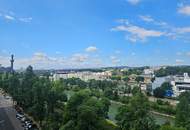 Blick auf den Kahlenberg, über den Dächern von Wien