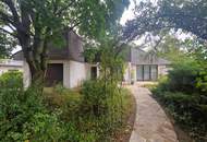 ARCHITEKTENWOHNJUWEL MIT PARKÄHNLICHEM GARTEN IN RUHELAGE MIT ALTBAUMBESTAND IM NAHBEREICH VON WIEN MIT HERVORRAGENDER INFRASTRUKTUR