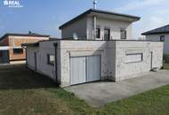 Modernes Einfamilienhaus mit Garage, Garten und großzügigem Nebengebäude