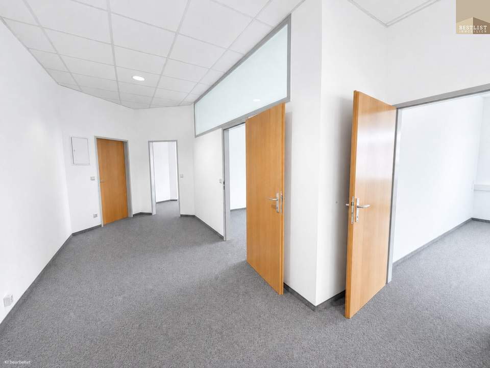 Hochwertig renovierte Bürofläche mit Balkon in Traiskirchen!