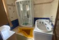 Schöner Wohnen mit vielen Garagen (Oldtimer?)