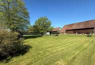 Bauernhof mit großem Nebengebäude und Garten