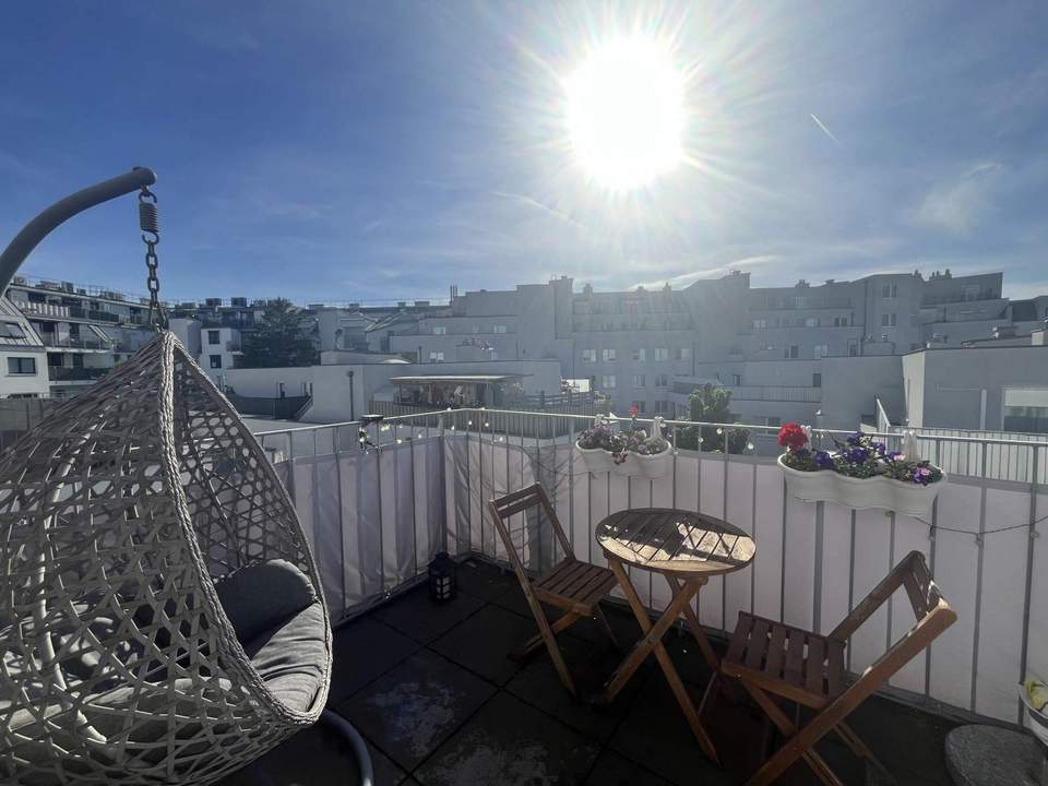 Moderne, klimatisierte 2-Zimmer-Dachgeschosswohnung mit Terrasse - in der Koloniestraße