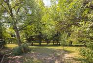 Verwunschenes Wohnhaus versteckt in großem Gartengrundstück