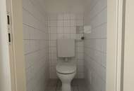 Helle, praktisch geschnittene 2-Raum-Wohnung in ruhiger und beliebter Lage von Wels – mit eigenem Parkplatz, durchdachter Ausstattung und entspannender grüner Aussicht!