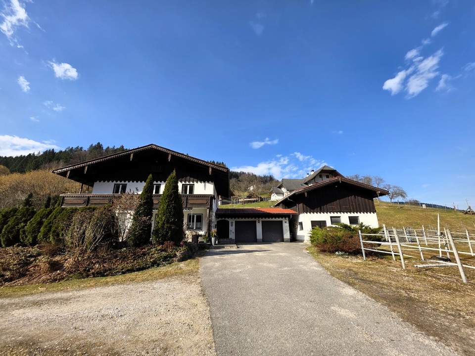 Mehr als ein Zuhause: Ein Refugium für Mensch und Tier - Zweifamilienhaus mit Doppelgarage und Stallgebäude