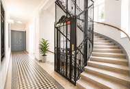 Altbau zum Verlieben – Fischgrätparkett, Stuck &amp; Lift in wunderschönem Gründerzeithaus – Jetzt entdecken!