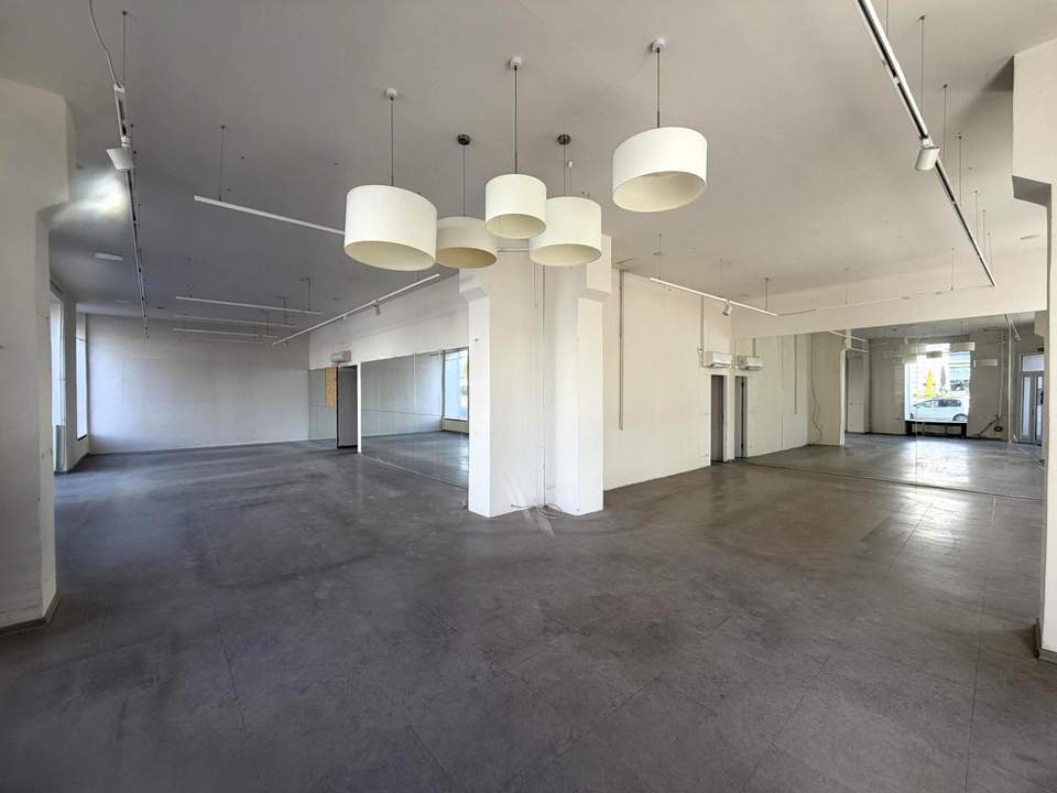 Geschäftslokal mit markanter Straßenfront - UNBEFRISTET // Commercial Premises with Prominent Street Frontage - UNLIMITED Lease //