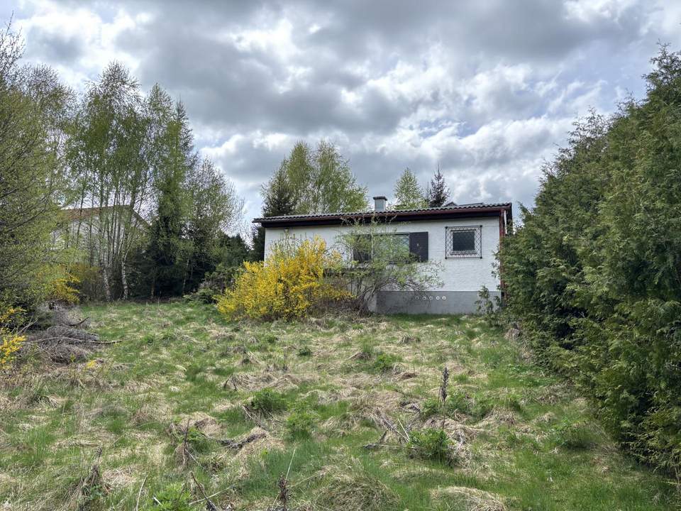 Großes Grundstück mit Altbestand ohne Bauverfplichtung - auch teilbar