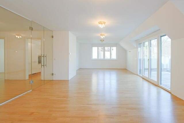 luxuriös, großzügig und modern mit Terrasse und Grünblick