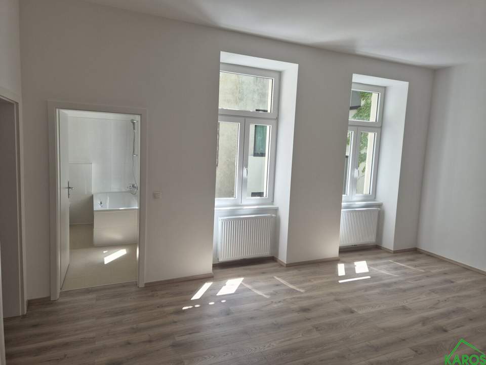 WUNDERSCHÖN SANIERTER 2-ZIMMER-ALTBAU *ERSTBEZUG NACH KATEGORIEANHEBUNG*