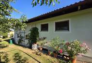 Sehr gepflegtes Wohnhaus mit 2 Wohneinheiten, vier Garagen und Werkstatt