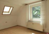 Ruhige Lage mit Gartennutzung! Renovierungsbedürftige Dachgeschoßwohnung