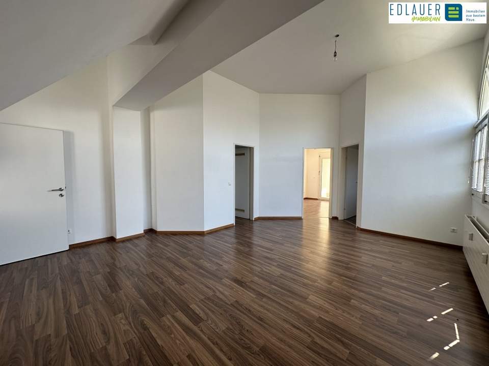 Moderne Dachgeschoßwohnung mit Terrasse und Loggia!