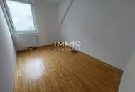 3-er WGs aufgepasst! Große Dachgeschoss-Wohnung mit Terrasse in der Muhrengasse!