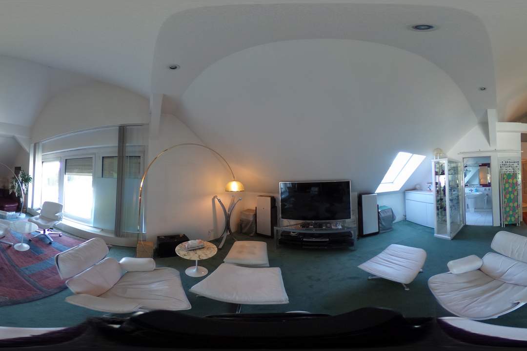 Kreative Villa mit Wintergarten und Nebengebäude