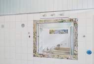 Ort der Kreativität - Ein Haus umgeben von Sandstein und viel Grün.