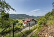 Südliches Baugrundstück in Hanglage mit traumhaftem Blick und Altbestand