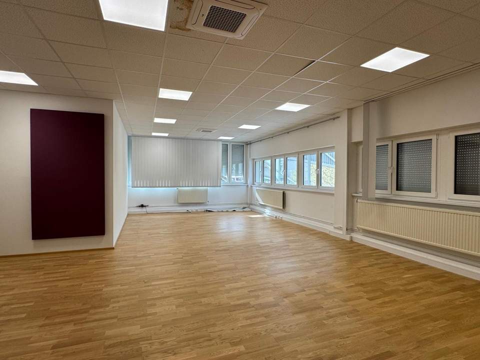 ca. 295 m² Büroflächen mit 24 m² Kleinlager Nähe U6 zu mieten